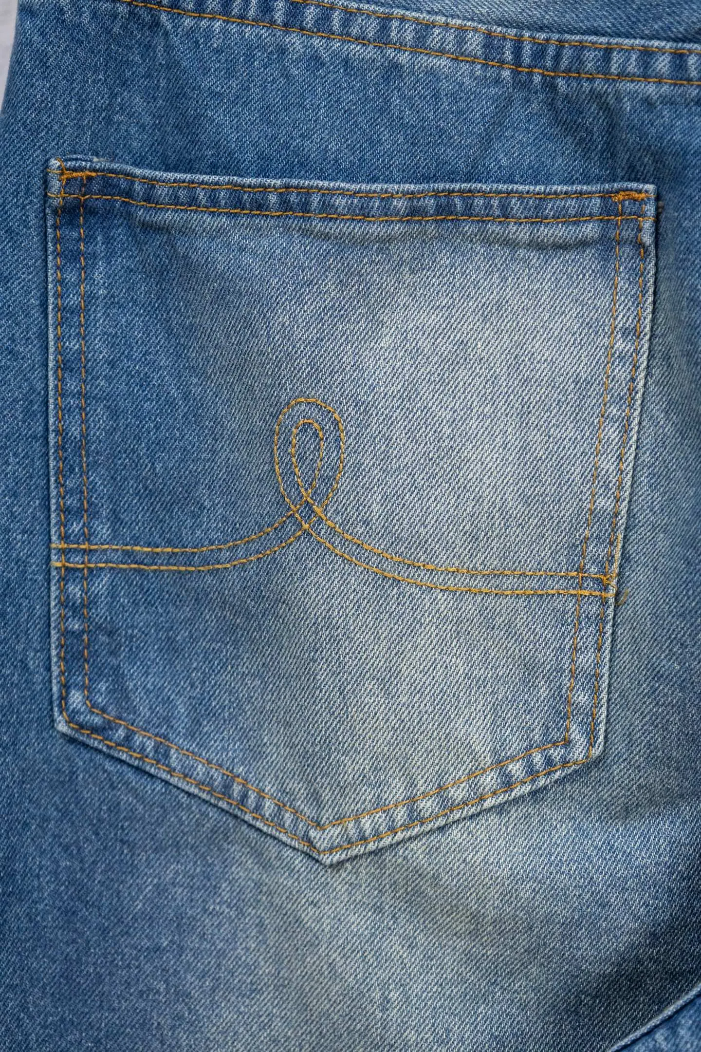 P230 Ralph Lauren 2026RRL retro ripped jeans, American retro essentials, classic loose fit: 13.75oz Japanese selvage denim, made in the United States, 100% cotton, perfect texture! Durable and non-shrinking: Mechanical pre-shrunk finishing® technology, still fit after long-term wear, retro wash has a more timeless taste ~ Size: 28--34 Color: Denim blue
